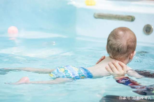 儿子学游泳怕教练凶怎样鼓励孩子？宝宝为什么害怕游泳