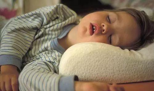 两岁的儿童在睡觉的时候会呼吸声很重，这样正常吗？(宝宝呼吸声音重是什么原因)