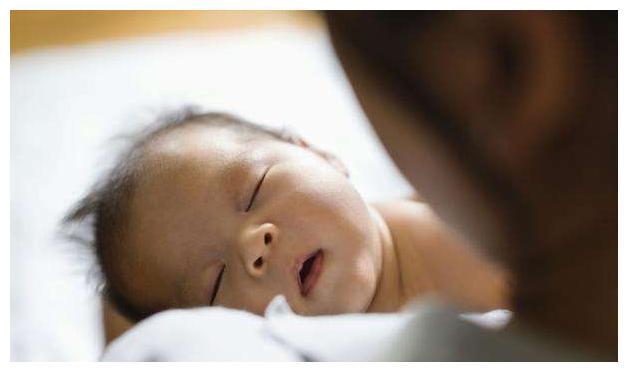 新生儿连续睡四个小时不吃奶也不哭怎么回事？(四个月宝宝为什么睡觉醒了不哭)