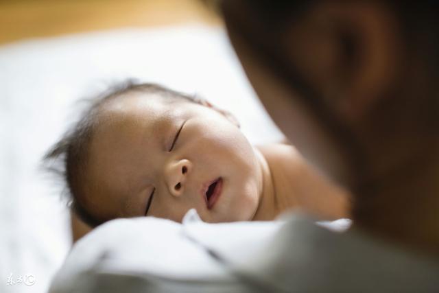 出生半个月的宝宝喜欢侧着身子睡觉好吗？(宝宝为什么不愿意侧睡)