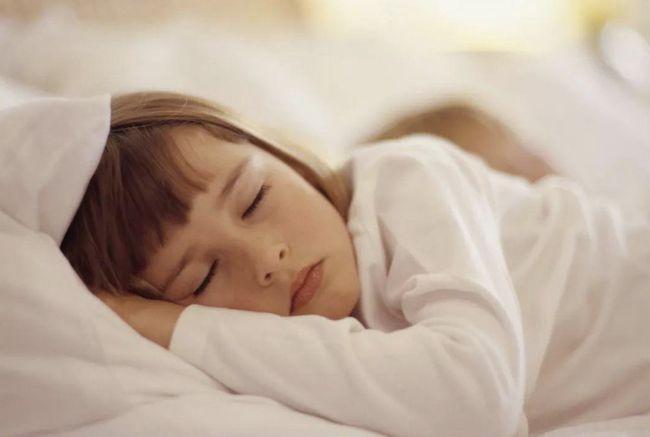 六岁小孩喜欢趴着睡？(6岁宝宝是什么阶段)