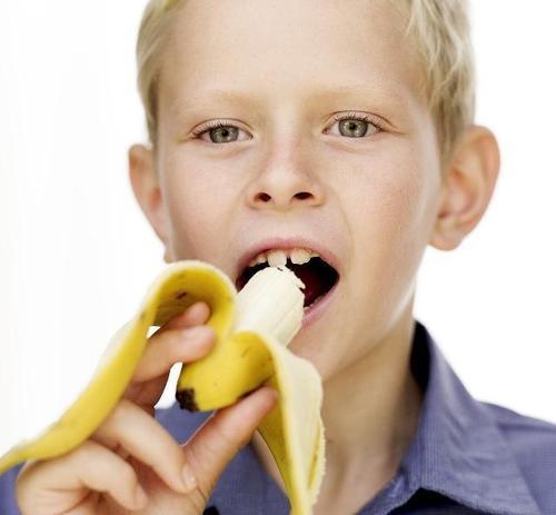 宝宝多大的时候才可以吃香蕉呢？(宝宝什么时间吃香蕉好)