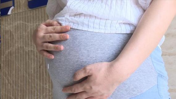 怀孕8个月肚子一跳一跳的怎么回事？怀孕八个月宝宝是什么样子