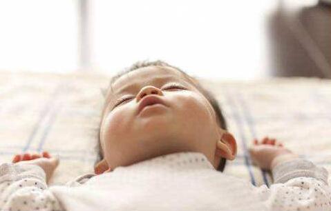 7个月婴儿睡觉时头部背部总爱出汗？七个月宝宝老出汗吃什么钙好