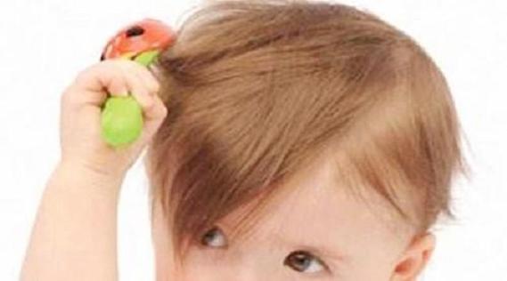 两岁宝宝掉头发是什么原因引起的？要给孩子补些啥？什么会影响宝宝的头发