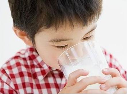 孩子一岁三个月了可以喝纯牛奶吗？三个月宝宝一天吃得少是什么原因