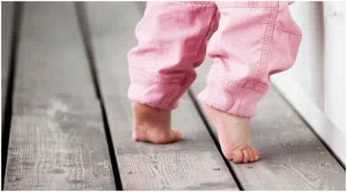 宝宝用脚尖爬怎么纠正？宝宝踮脚尖走路是神经的什么问题