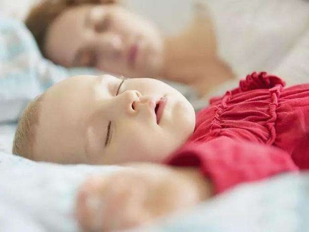 训练2个月宝宝自己入睡？方法是什么啊？宝宝2个月嘴巴什么意思