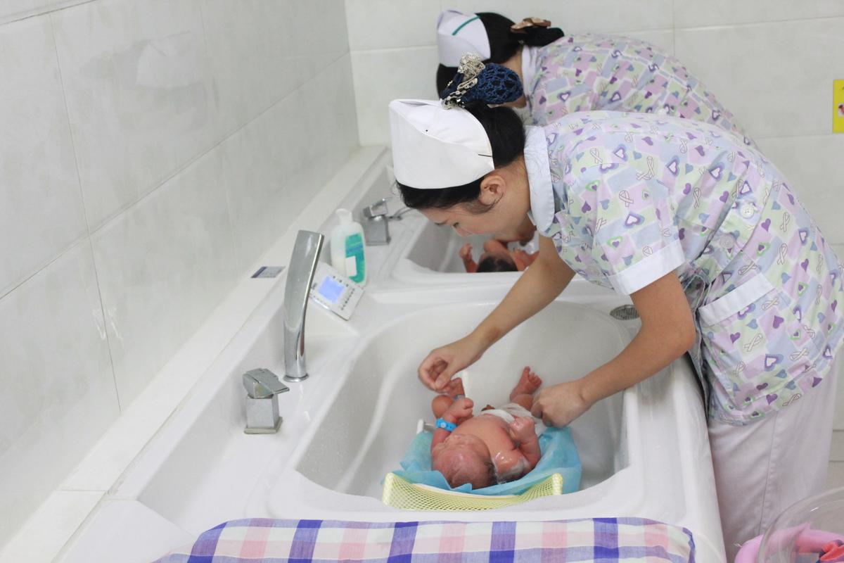 新生儿第一次在医院洗澡准备什么？出生宝宝用什么洗澡吗