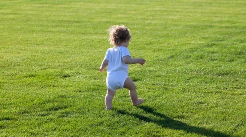 小孩跑步不稳，像刚学会走路这是为什么？宝宝刚学走路注意什么好
