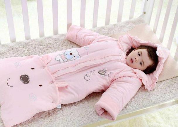 27度晚上睡觉还要盖棉被正常吗？宝宝开空调睡觉盖什么原因