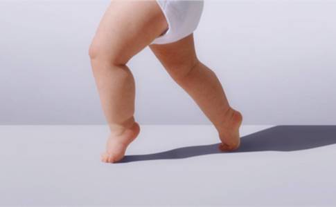 几个月婴儿脚后跟着地？为什么宝宝脚尖着地