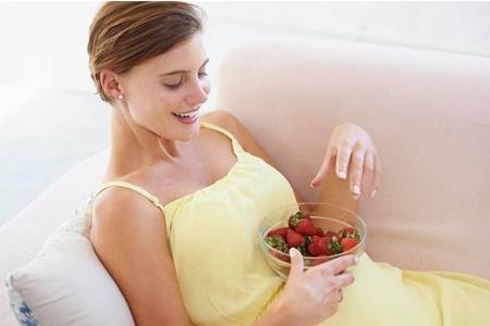 六个月胎儿偏小三周该如何是好呢?平时孕妇应该多吃什么才能使婴儿的营养追上来呢？（宝宝六个月了吃什么追奶）