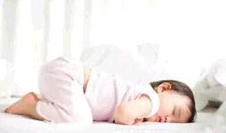 五个月宝宝趴着睡觉是怎么回事？（几个月的宝宝为什么喜欢趴着睡觉）